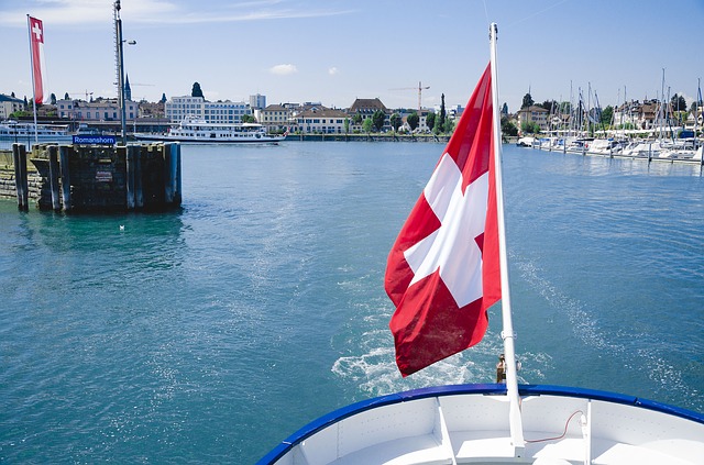 vlajka švýcarska na lodi