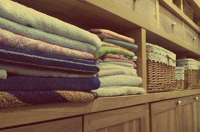 ručníky na komodě